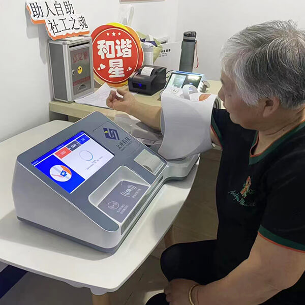 患者使用上禾血压管理工作站实拍