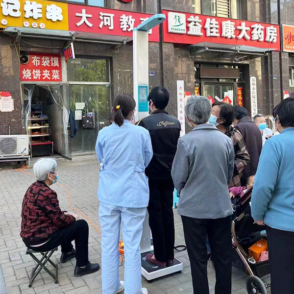 排队测量身高体重现场