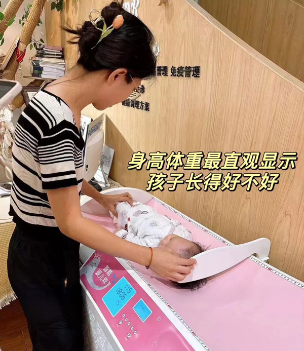 智能婴儿体检秤应用实拍