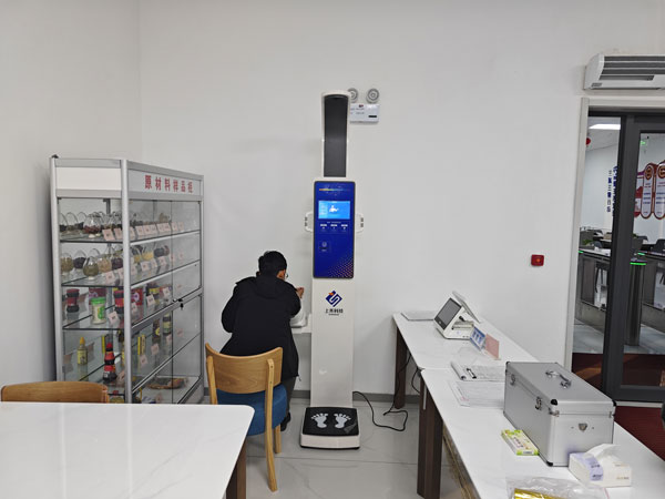 智能身高体重一体机使用实拍