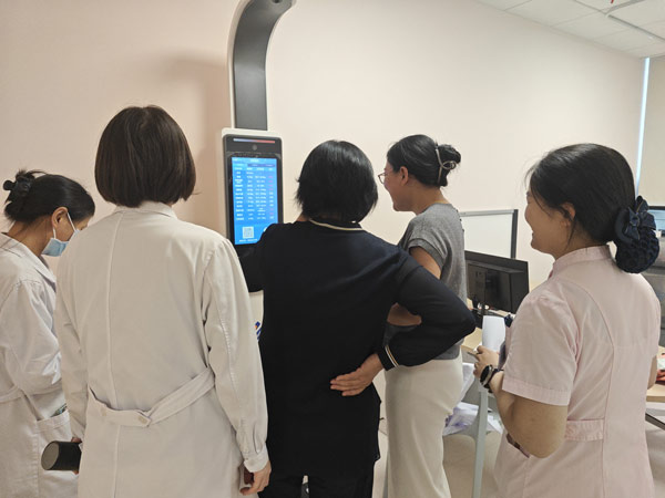 现场医护人员体验智能人体成分分析仪 现场医护人员体验智能人体成分分析仪