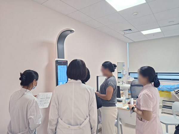 现场医护人员体验上禾SH-V19F人体成分分析仪